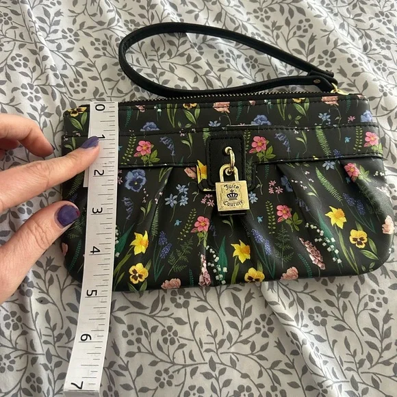 JUICY COUTURE BLACK/MULTI FIELD FLORAL WALLET/WRISTLET/FAUX LOCK NWOT - Picture 6 of 9